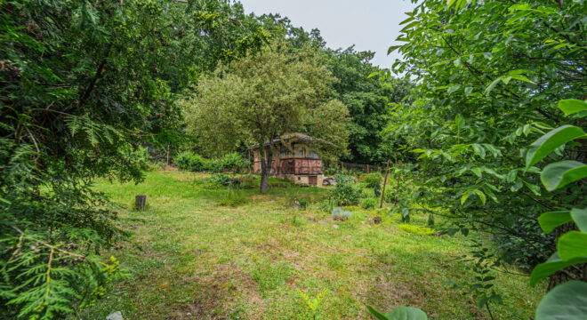 Prodej rohového pozemku, 431 m². Výborná dopravní dostupnost. Praha 9 – Hrdlořezy.