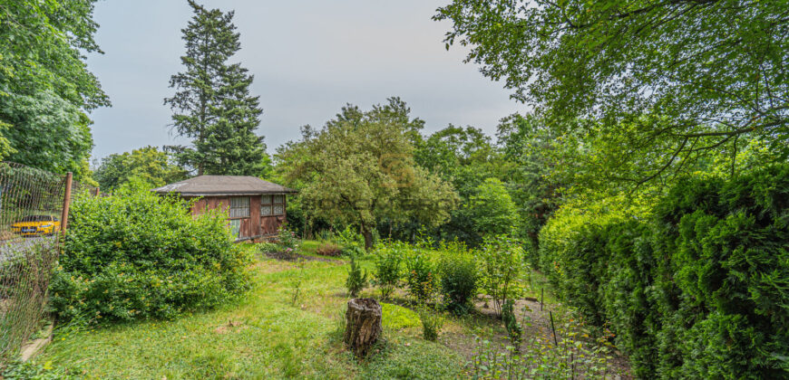 Prodej rohového pozemku, 431 m². Výborná dopravní dostupnost. Praha 9 – Hrdlořezy.