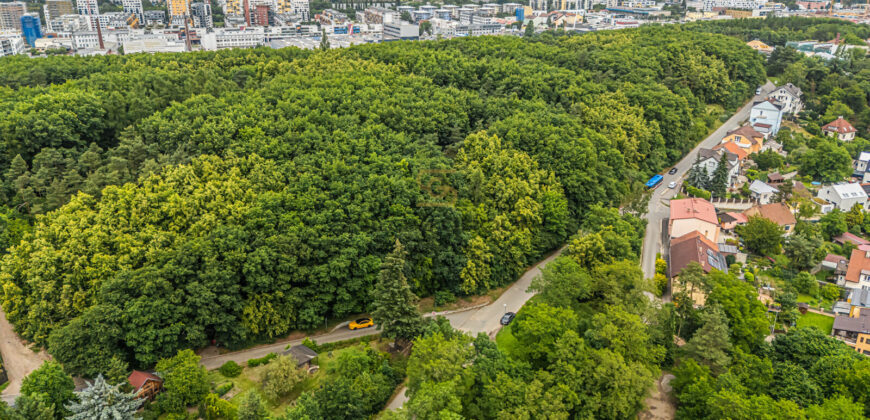 Prodej rohového pozemku, 431 m². Výborná dopravní dostupnost. Praha 9 – Hrdlořezy.