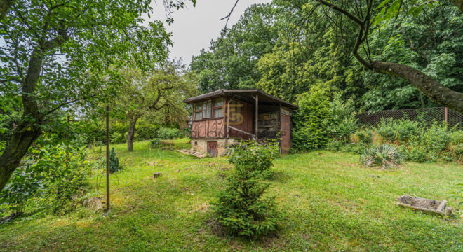 Prodej chaty, pozemek o výměře 431 m². Výborná dopravní dostupnost. Praha 9 – Hrdlořezy.