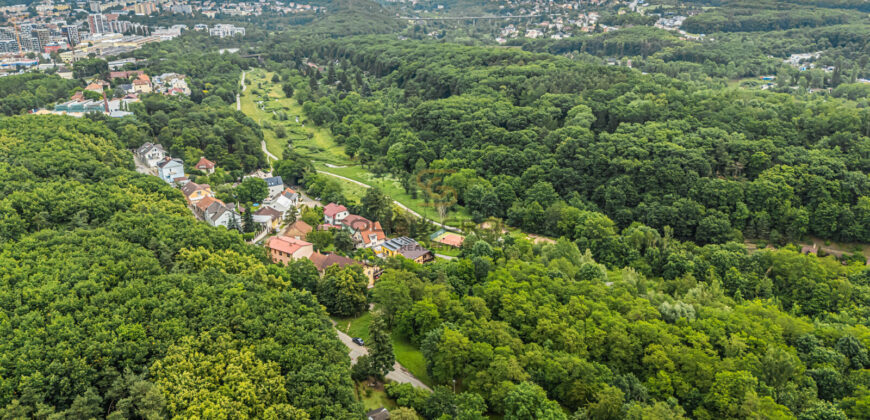 Prodej chaty, pozemek o výměře 431 m². Výborná dopravní dostupnost. Praha 9 – Hrdlořezy.