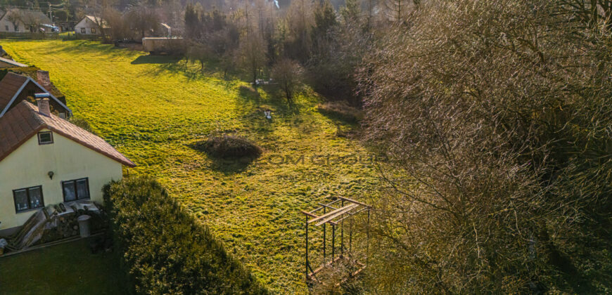 Prodej stavebního pozemku o výměře 4.472 m². Běštín, Hostomice, okr. Beroun. Volné ihned.