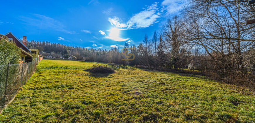 Prodej stavebního pozemku o výměře 4.472 m². Běštín, Hostomice, okr. Beroun. Volné ihned.