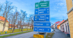 Prodej stavebního pozemku o výměře 4.472 m². Běštín, Hostomice, okr. Beroun. Volné ihned.
