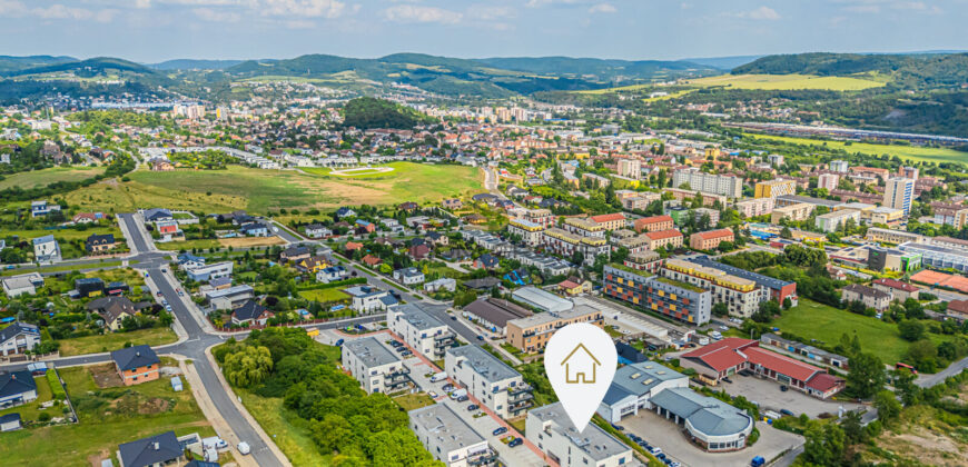 Prodej NOVÉHO rohového bytu 2+kk/2x terasa (80m²) + 2 parkovací stání a sklep. Novostavba, Beroun.