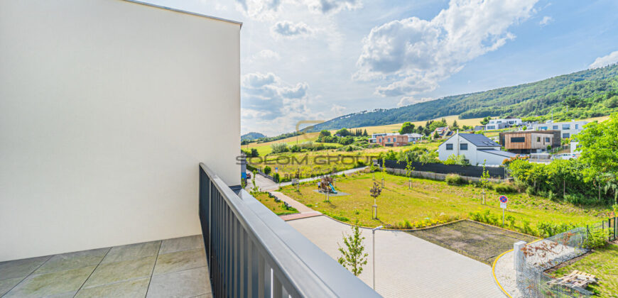 Prodej NOVÉHO rohového bytu 2+kk/2x terasa (80m²) + 2 parkovací stání a sklep. Novostavba, Beroun.