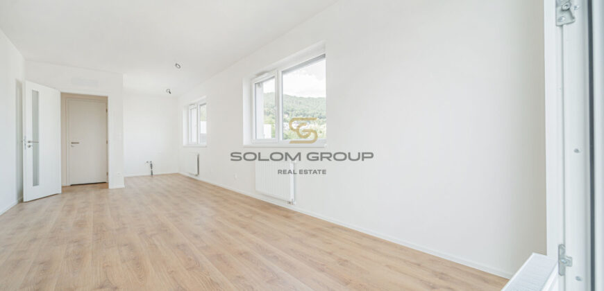 Prodej NOVÉHO rohového bytu 2+kk/2x terasa (80m²) + 2 parkovací stání a sklep. Novostavba, Beroun.