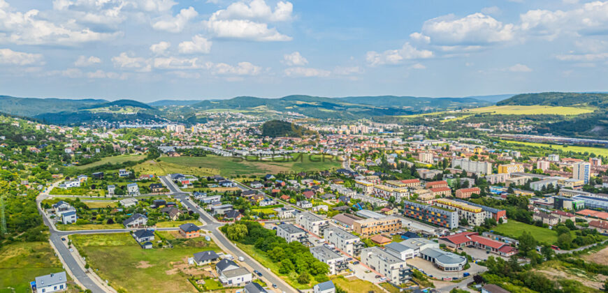 Prodej NOVÉHO rohového bytu 2+kk/2x terasa (80m²) + 2 parkovací stání a sklep. Novostavba, Beroun.