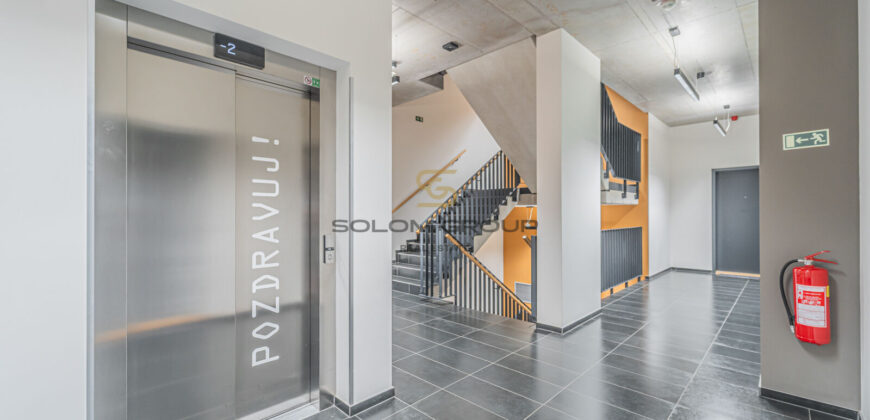 Pronájem 1kk, 30 m2, Praha 5 – Smíchov, Grafická, novostavba, zařízeno