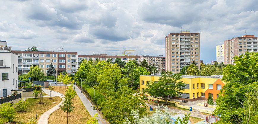 Byt 4+1/Lodžie, 93 m². Po úpravách. Sklep. Výborná dopravní dostupnost. Hlubočepy