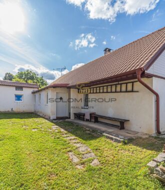 Prodej rekreačního domu 3+kk + dům pro hosty + garáž + bazén + pozemek o výměře 1.195 m². Velký Bor.