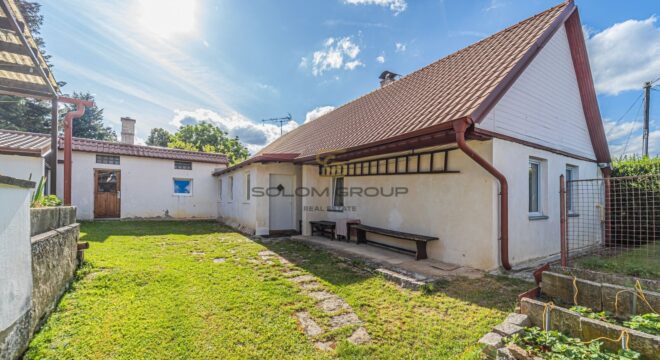 Prodej rekreačního domu 3+kk + dům pro hosty + garáž + bazén + pozemek o výměře 1.195 m². Velký Bor.