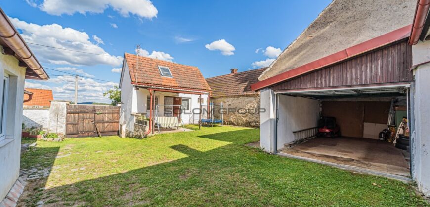 Prodej rekreačního domu 3+kk + dům pro hosty + garáž + bazén + pozemek o výměře 1.195 m². Velký Bor.