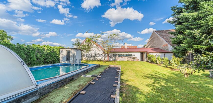 Prodej rekreačního domu 3+kk + dům pro hosty + garáž + bazén + pozemek o výměře 1.195 m². Velký Bor.