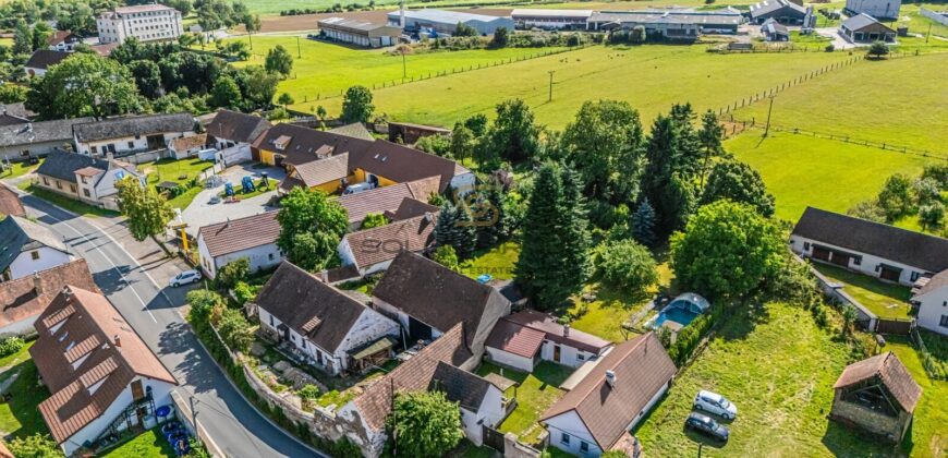 Prodej rekreačního domu 3+kk + dům pro hosty + garáž + bazén + pozemek o výměře 1.195 m². Velký Bor.