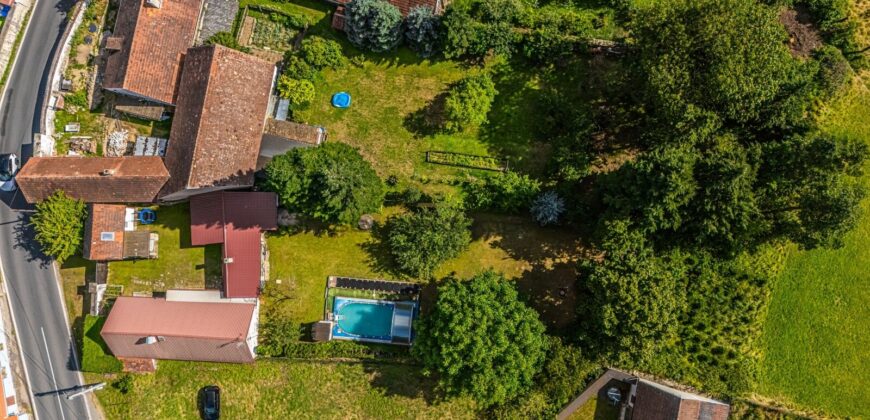Prodej rekreačního domu 3+kk + dům pro hosty + garáž + bazén + pozemek o výměře 1.195 m². Velký Bor.