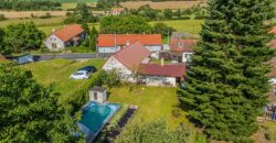 Prodej rekreačního domu 3+kk + dům pro hosty + garáž + bazén + pozemek o výměře 1.195 m². Velký Bor.