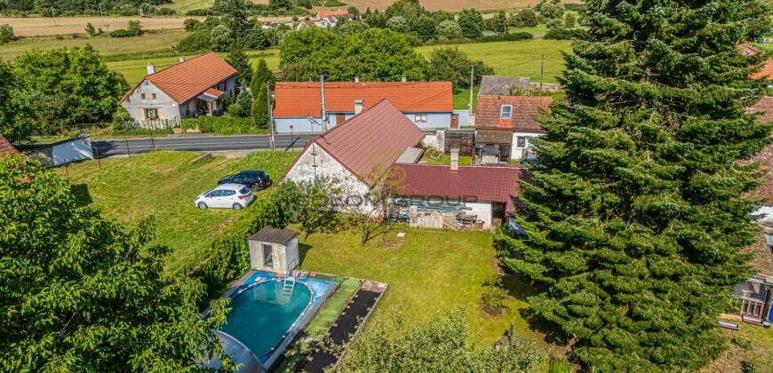 Prodej rekreačního domu 3+kk + dům pro hosty + garáž + bazén + pozemek o výměře 1.195 m². Velký Bor.