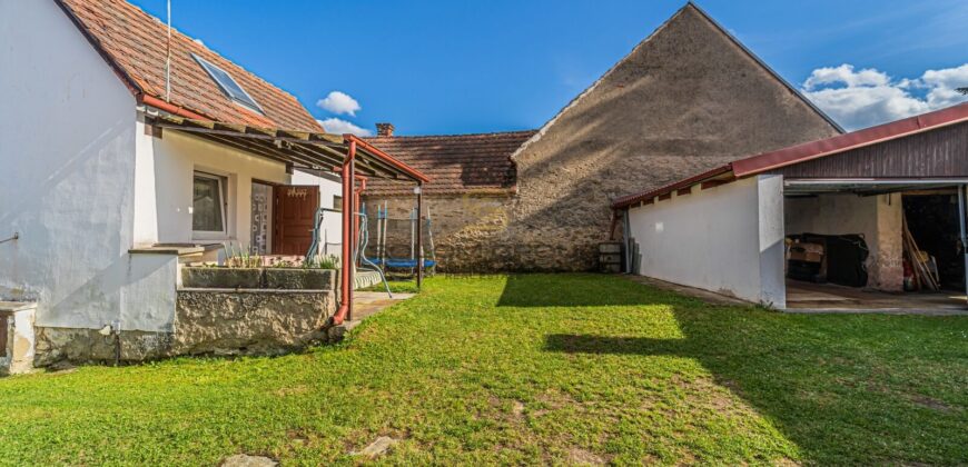 Prodej rekreačního domu 3+kk + dům pro hosty + garáž + bazén + pozemek o výměře 1.195 m². Velký Bor.