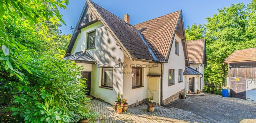 Prodej rodinného domu 6+1 s lesem, rybníky a bazénem – Hostomice pod Brdy, okres Beroun