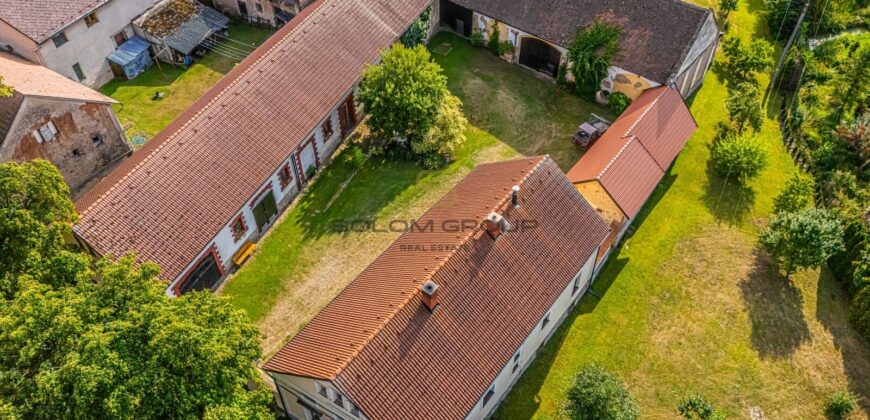 Prodej RD, 5+2, pozemek o výměře 10.070 m², 6x parkovací stání, možnost půdní vestavby. Chotilsko