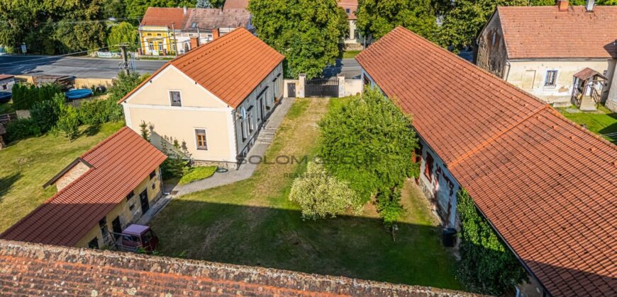 Prodej RD, 5+2, pozemek o výměře 10.070 m², 6x parkovací stání, možnost půdní vestavby. Chotilsko