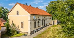 Prodej RD, 5+2, pozemek o výměře 10.070 m², 6x parkovací stání, možnost půdní vestavby. Chotilsko