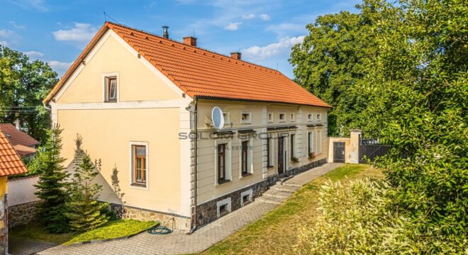Prodej RD, 5+2, pozemek o výměře 10.070 m², 6x parkovací stání, možnost půdní vestavby. Chotilsko