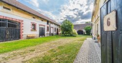 Prodej RD, 5+2, pozemek o výměře 10.070 m², 6x parkovací stání, možnost půdní vestavby. Chotilsko