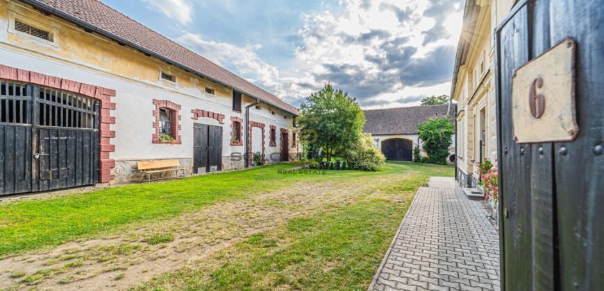 Prodej RD, 5+2, pozemek o výměře 10.070 m², 6x parkovací stání, možnost půdní vestavby. Chotilsko