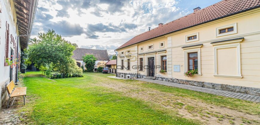 Prodej RD, 5+2, pozemek o výměře 10.070 m², 6x parkovací stání, možnost půdní vestavby. Chotilsko