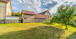 Prodej RD, 5+2, pozemek o výměře 10.070 m², 6x parkovací stání, možnost půdní vestavby. Chotilsko