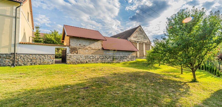 Prodej RD, 5+2, pozemek o výměře 10.070 m², 6x parkovací stání, možnost půdní vestavby. Chotilsko