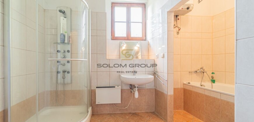 Prodej RD, 5+2, pozemek o výměře 10.070 m², 6x parkovací stání, možnost půdní vestavby. Chotilsko