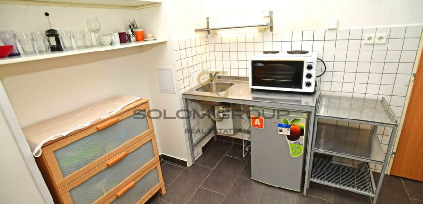 Pronájem bytu 1+kk/Balkon, 25 m2. Výborná dopravní dostupnost 2 min. chůzí Metro A, Vinohrady