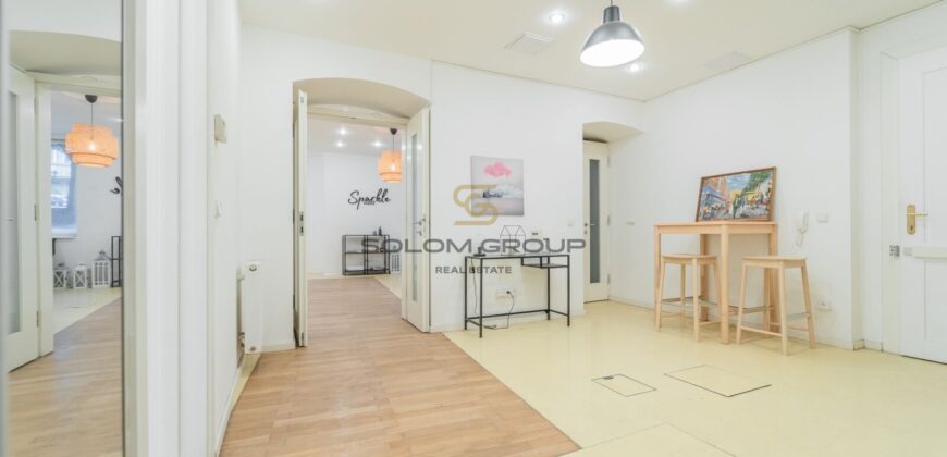 Prodej nebytového prostoru + předzahrádka, 125 m², Po úpravách, Bubeneč