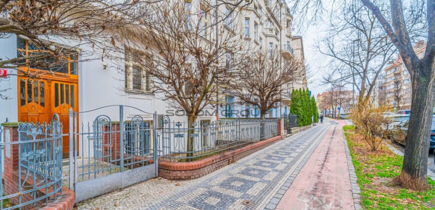 Prodej nebytového prostoru + předzahrádka, 125 m², Po úpravách, Bubeneč