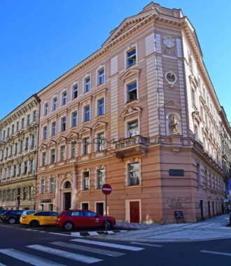 Pronájem bytu 2+kk, 60 m2, po úpravách, Smíchov, cihlový dům