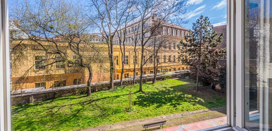 Prodej bytu 1+kk + sklep, 45 m², Smíchov, OV